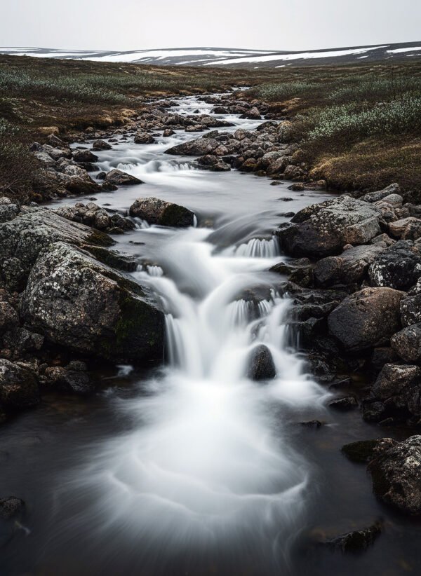 Fotografía río Laponia agua fluyendo rocas larga exposición paisaje ártico nórdico sereno meditativo